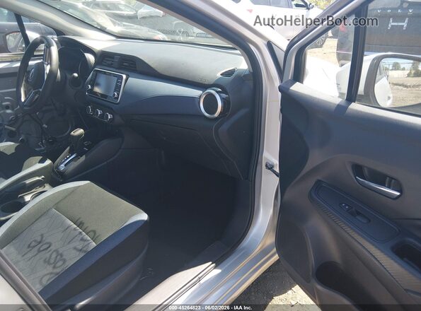 3N1CN8EV1SL816936 2025 NISSAN VERSA Серебряный Вид салона спереди
