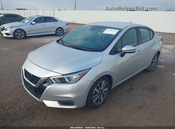 3N1CN8EV2ML875481 2021 NISSAN VERSA Silver Vista tres cuartos delantera izquierda
