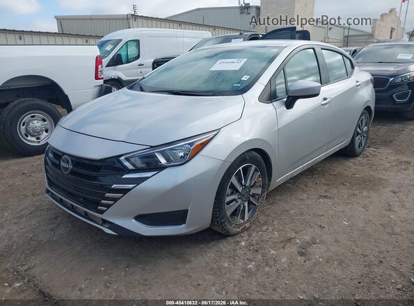 3N1CN8EV3PL863375 2023 NISSAN VERSA Silver Առջևի ձախ երեք քառորդ տեսարան