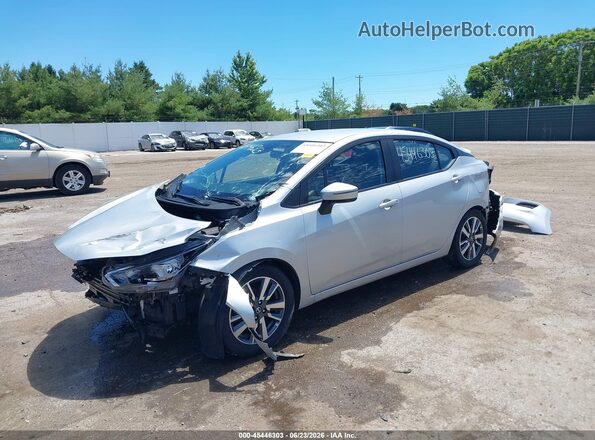 3N1CN8EV5LL825592 2020 NISSAN VERSA Серебряный Передняя левая четверть