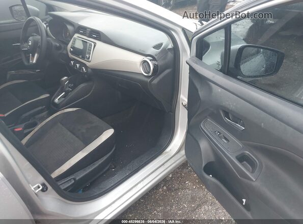 3N1CN8EV6ML845349 2021 NISSAN VERSA Серый Вид салона спереди
