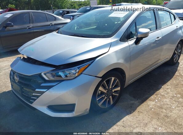 3N1CN8EV6PL830211 2023 NISSAN VERSA Silver წინა მარცხენა ხედი სამი მეოთხედიდან