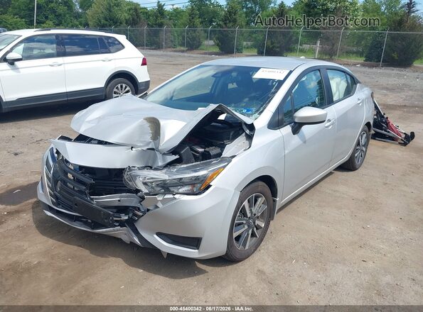 3N1CN8EVXSL889495 2025 NISSAN VERSA Серебряный Передняя левая четверть