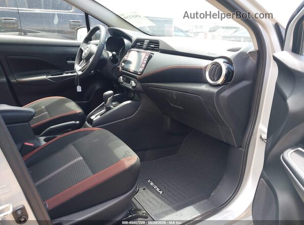 3N1CN8FV7SL888559 2025 NISSAN VERSA Silver წინა სალონის ხედი