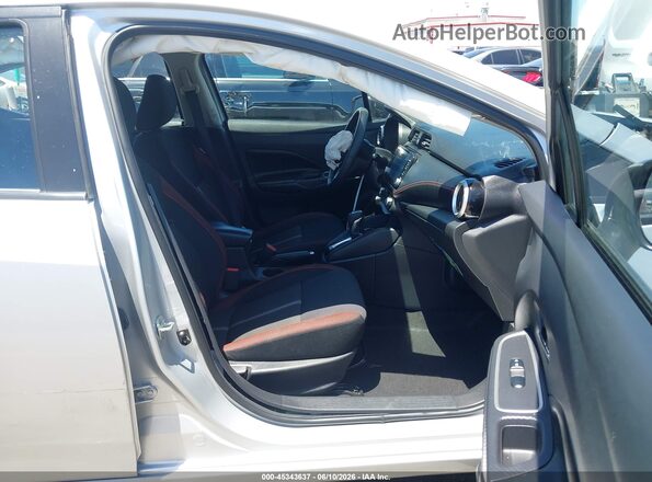 3N1CN8FV9PL861015 2023 NISSAN VERSA Серебряный Вид салона спереди
