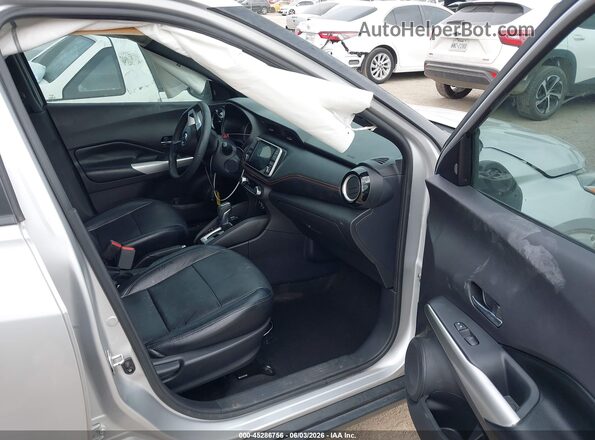 3N1CP5CU0JL508657 2018 NISSAN KICKS Silver Սալոնի դիմացի տեսք