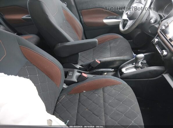 3N1CP5CU1JL507629 2018 NISSAN KICKS Silver Սալոնի դիմացի տեսք