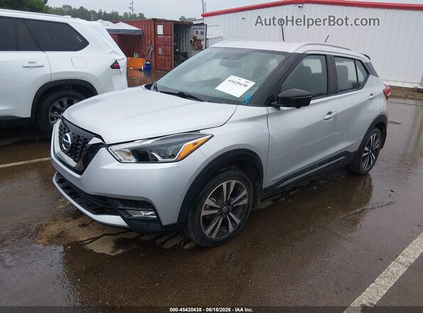 3N1CP5CU1JL507629 2018 NISSAN KICKS Silver Առջևի ձախ երեք քառորդ տեսարան
