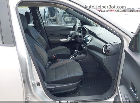 3N1CP5CU2JL497905 2018 NISSAN KICKS Silver Front interior view