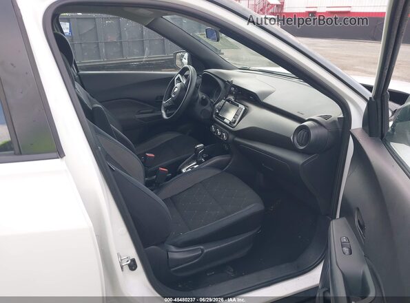 3N1CP5CU2JL502858 2018 NISSAN KICKS White Front interior view