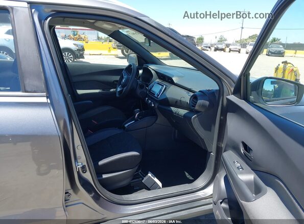 3N1CP5CU4JL514221 2018 NISSAN KICKS Gray Вид салону спереду