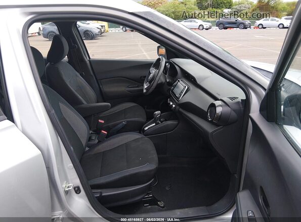 3N1CP5CU4JL536039 2018 NISSAN KICKS Серебряный Вид салона спереди