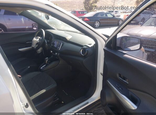 3N1CP5CU6JL523681 2018 NISSAN KICKS Белый Вид салона спереди