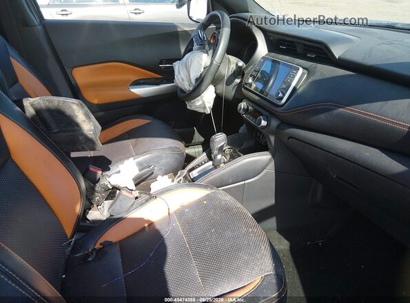 3N1CP5CU7JL515993 2018 NISSAN KICKS Gray Vista interior delantera
