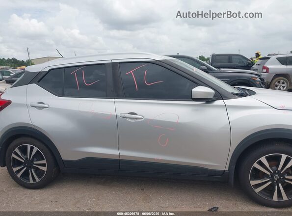 3N1CP5CU7JL530512 2018 NISSAN KICKS Серебряный Вид задней части салона