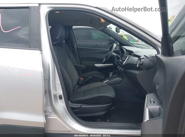 3N1CP5CU7JL530512 2018 NISSAN KICKS Серебряный Вид салона спереди