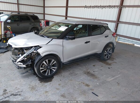 3N1CP5CU8JL510799 2018 NISSAN KICKS Silver Vista tres cuartos delantera izquierda