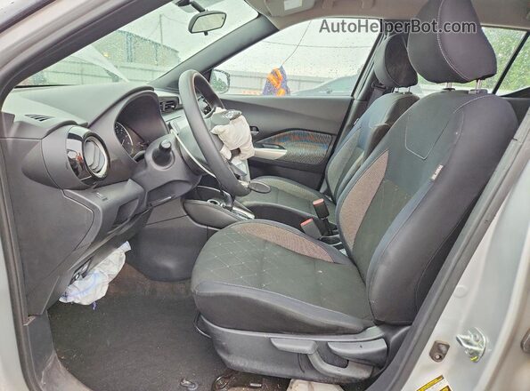3N1CP5CU9JL526140 2018 NISSAN KICKS Silver Front interior view