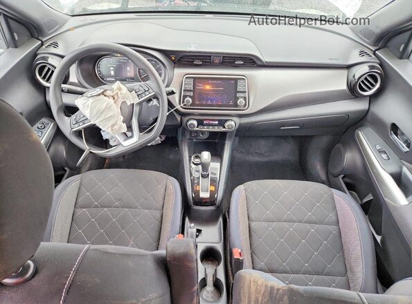 3N1CP5CU9JL526140 2018 NISSAN KICKS Silver Dashboard view