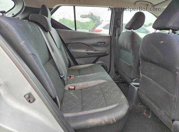 3N1CP5CU9JL526140 2018 NISSAN KICKS Silver Rear interior view