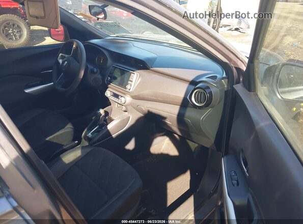 3N1CP5CUXJL518466 2018 NISSAN KICKS Gray Front interior view