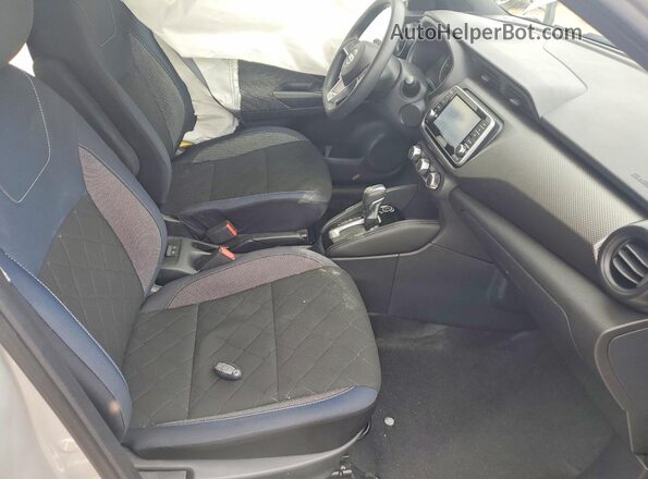 3N1CP5CUXJL544159 2018 NISSAN KICKS Серебряный Вид салона спереди