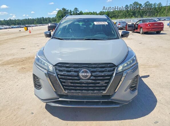 3N1CP5DV1RL477647 2024 NISSAN KICKS Серый Вид спереди