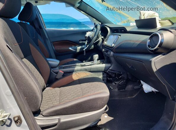 3N1CP5DV2PL528604 2023 NISSAN KICKS Gray Вид салону спереду