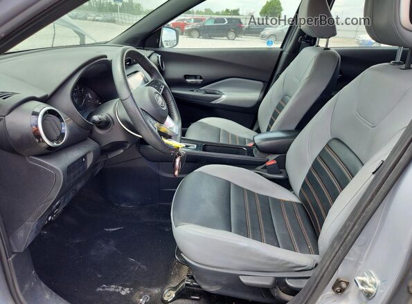 3N1CP5DV4PL541483 2023 NISSAN KICKS Серебряный Вид салона спереди