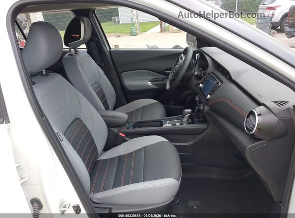 3N1CP5DV9RL523161 2024 NISSAN KICKS White Widok wnętrza z przodu