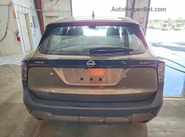 3N8AP6BA0SL318705 2025 NISSAN KICKS Tan Հետևի տեսք