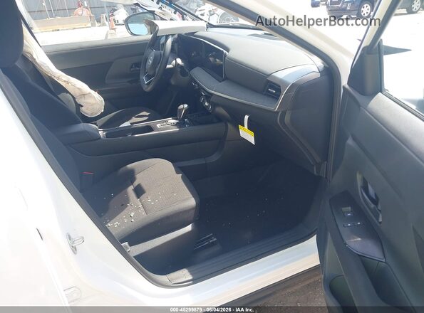3N8AP6BE6TL374913 2026 NISSAN KICKS White Widok wnętrza z przodu