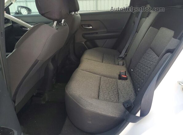 3N8AP6CA1SL335589 2025 NISSAN KICKS White Vista de los asientos traseros