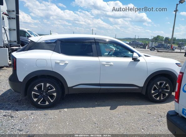 3N8AP6CB1SL300527 2025 NISSAN KICKS White Rear interior view