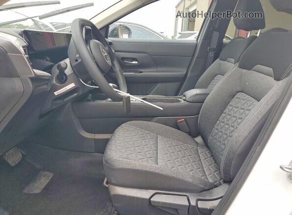 3N8AP6CB1TL362155 2026 NISSAN KICKS Белый Вид салона спереди