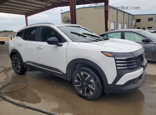 3N8AP6CB1TL362155 2026 NISSAN KICKS Белый Передняя правая четверть