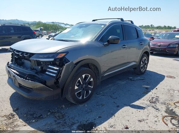 3N8AP6CB6TL372177 2026 NISSAN KICKS Gray წინა მარცხენა ხედი სამი მეოთხედიდან