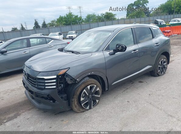 3N8AP6CBXSL335938 2025 NISSAN KICKS Gray Vista tres cuartos delantera izquierda