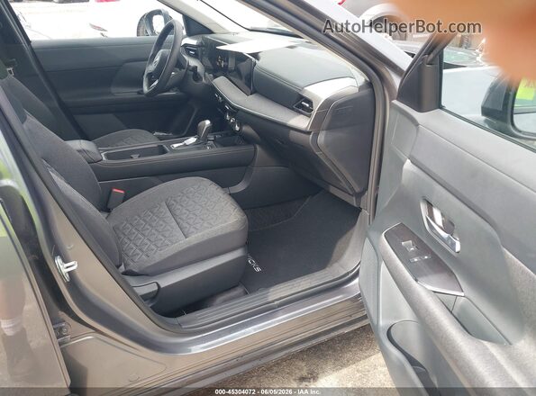 3N8AP6CBXSL335938 2025 NISSAN KICKS Gray Vista interior delantera