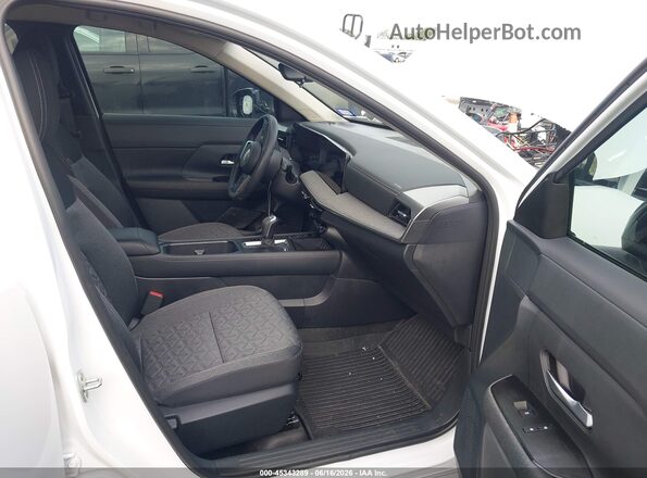 3N8AP6CE2TL329885 2026 NISSAN KICKS White Widok wnętrza z przodu