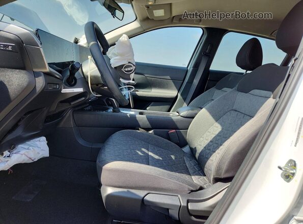 3N8AP6CE4TL305801 2026 NISSAN KICKS Белый Вид салона спереди
