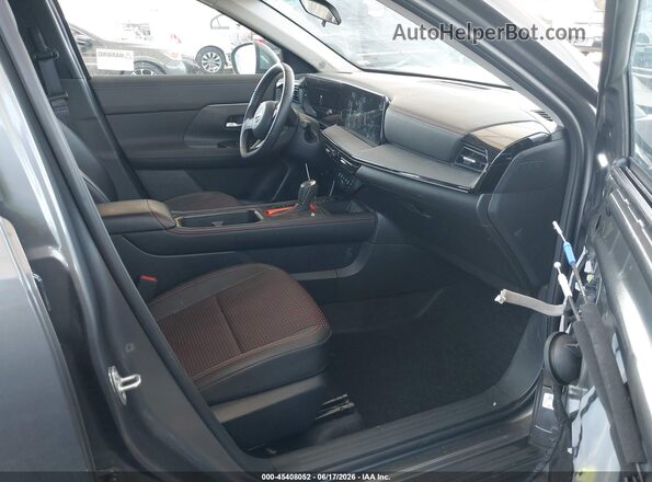 3N8AP6DA2SL363769 2025 NISSAN KICKS Gray წინა სალონის ხედი