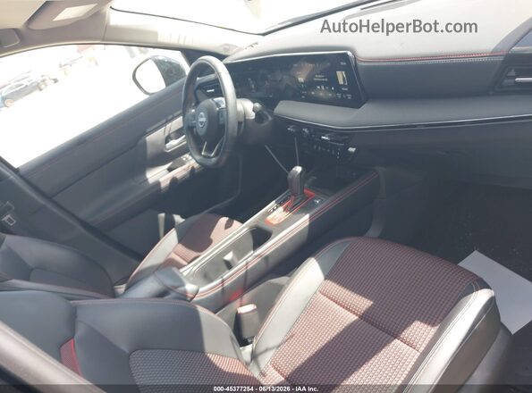 3N8AP6DB0SL362631 2025 NISSAN KICKS Черный Вид салона спереди
