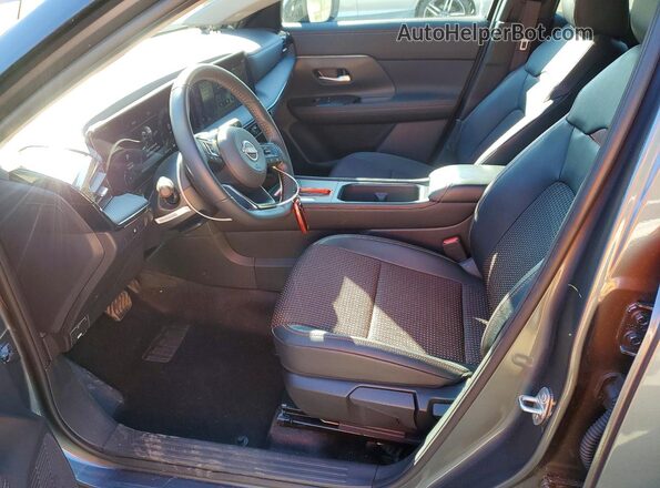 3N8AP6DB5SL431393 2025 NISSAN KICKS Charcoal Vista interior delantera
