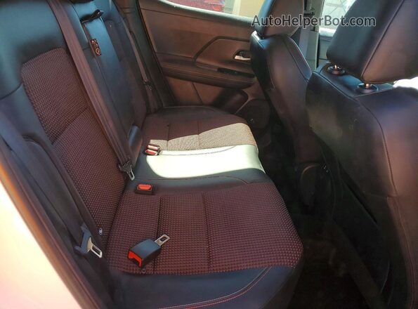 3N8AP6DB9SL345276 2025 NISSAN KICKS White Widok wnętrza z tyłu
