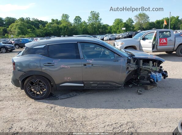 3N8AP6DD3SL430129 2025 NISSAN KICKS Gray Vista interior de 360 grados