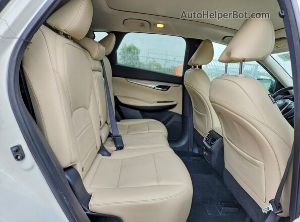 3PCAJ5M33LF111733 2020 INFINITI QX50 White Vista interior trasera
