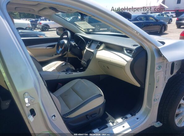 3PCAJ5M3XKF124445 2019 INFINITI QX50 Silver Front interior view