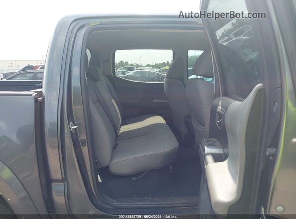 3TMAZ5CN2JM074940 2018 TOYOTA TACOMA Gray Widok naklejki z numerem VIN