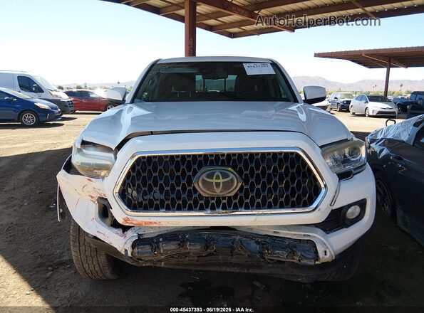 3TMAZ5CN8JM060525 2018 TOYOTA TACOMA White Vista interior trasera